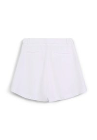 Shorts blancs avec un design ajusté, devant plat et deux poches arrière. Le tissu est lisse avec un léger éclat, créant un look soigné.
