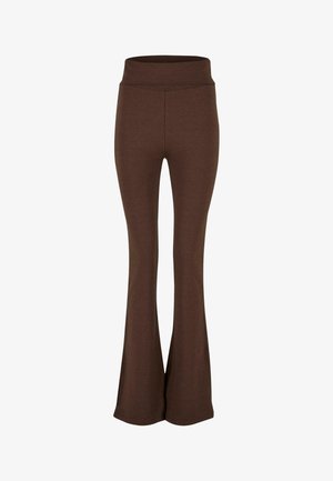 Ruskeat levenevät housut pehmeästä, joustavasta kankaasta; niissä on korkea vyötärö ja sileä pinta ilman näkyviä kuvioita tai koristeita.