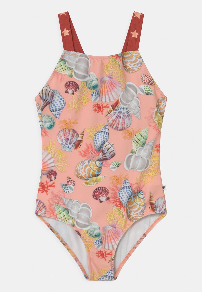 Fato de banho de uma peça com fundo coral rosa, apresentando estampas coloridas de conchas e corais. Alças vermelhas com acentos de estrelas. Textura suave.