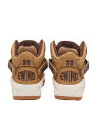 Hnědé kožené vysoké tenisky s dvojitými popruhy. Obsahují polstrovaný límec, texturovanou zadní část a gumovou podrážku s logem na patě.