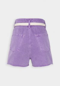 Shorts in denim viola con orlo grezzo e due tasche posteriori. Presentano una cintura bianca intrecciata in vita per un dettaglio aggiuntivo.