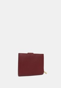 Burgunderfarbene Lederbörse mit strukturierter Oberfläche, Bi-Fold-Design, einem goldenen Reißverschlussakzent und einem Druckknopfverschluss. Kompakte und rechteckige Form.