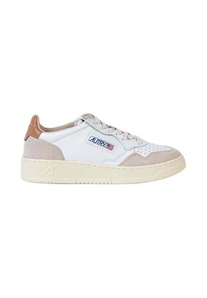 Baskets basses en cuir blanc avec des accents en daim beige, semelle crème, lacets blancs, et une étiquette latérale indiquant Autry avec un petit drapeau américain.