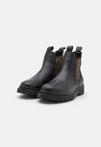 Stivaletti neri in pelle con pannelli laterali elasticizzati, caratterizzati da un design in stampa leopardata, punta tonda e suola in gomma spessa.