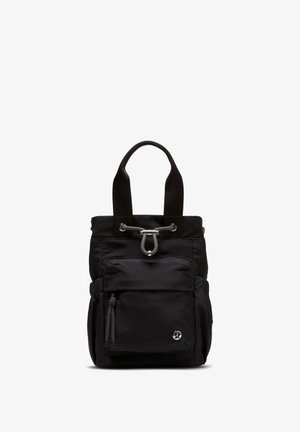 Schwarzer kompakter Rucksack mit vorderer Reißverschlusstasche, oberen Griffschlaufen, Seitentaschen und silbernem Metall-Ösenverschlussdetail.