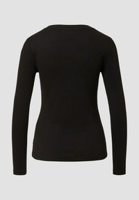 Czarny top z długim rękawem o dopasowanym kroju, wykonany z prążkowanej tkaniny, z modest okrągłym dekoltem i bez widocznych ozdób.