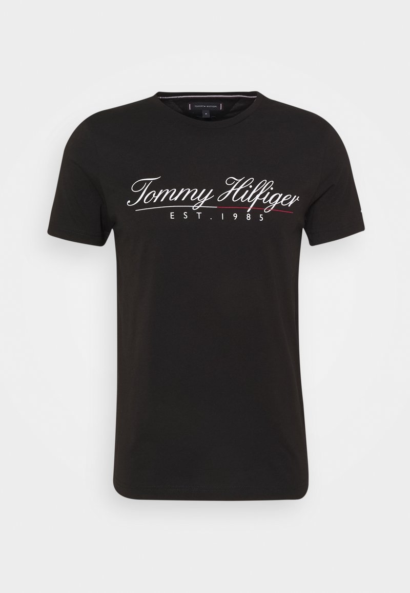 Czarny bawełniany t-shirt z okrągłym dekoltem, z białym logo "Tommy Hilfiger" oraz napisem "EST. 1985" w kolorze czerwonym, krótkie rękawy i miękka faktura.