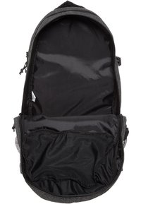 Mochila negra con un exterior texturizado, cierre de cremallera y un interior amplio y de forro liso. Presenta un bolsillo de malla y compartimentos organizados.