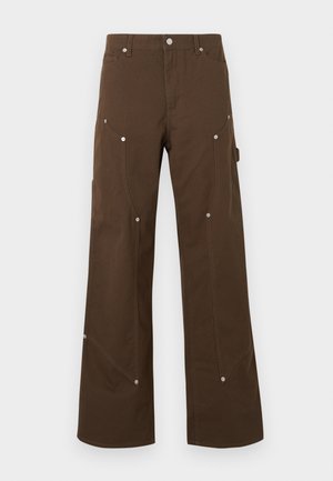 Pantalones marrones de pierna recta con bolsillos delanteros y laterales, remaches plateados, trabillas para cinturón y cierre con botón sobre un fondo blanco.