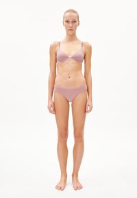 Ensemble de bikini rose clair comprenant un soutien-gorge triangle avec des bretelles fines et un bas taille basse assorti, fabriqué à partir d'un tissu doux et extensible.
