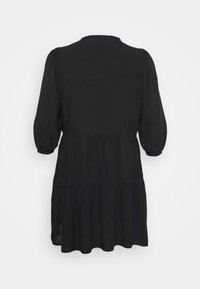 Vestido negro con mangas abullonadas de tres cuartos, un diseño en capas y un escote redondeado. Hecho de una tela suave y ligera. Se muestra la vista trasera.