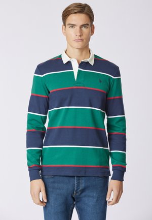 Polo a maniche lunghe in verde, blu navy e bianco con strisce rosse, caratterizzato da un colletto beige e un logo sul petto. Materiale in cotone.