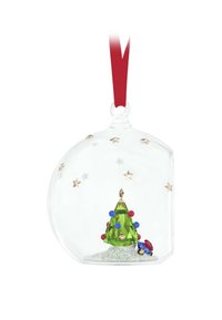 Addobbo di vetro trasparente con un nastro rosso. Presenta un albero di Natale verde in cristallo con ornamenti blu e rossi e una base innevata. Accenti a forma di stella dorata.