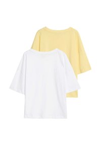 Twee kortek mouwen t-shirts gepresenteerd: één witte en één lichtgele. Beide hebben een ronde hals en een losse pasvorm.