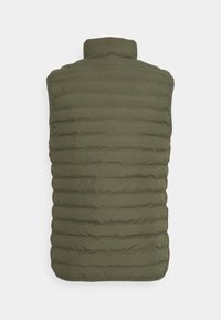 Oliwkowo-zielona pikowana kamizelka bez rękawów z wysokim kołnierzem, pokazana od tyłu na jednolitym białym tle.