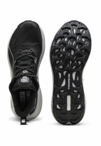 Czarne buty do biegania z teksturowanym siateczkowym wierzchem, odblaskowymi sznurowadłami i wzorzystą gumową podeszwą. Wyposażone w amortyzowaną podeszwę i detale z logo.