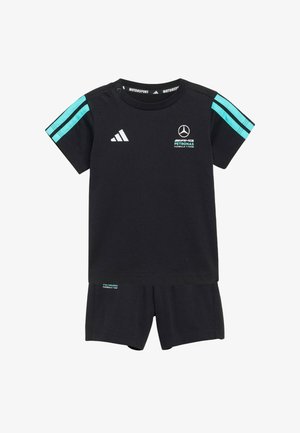 Sort børnesportssæt i bomuld bestående af en kortærmet skjorte og shorts, dekoreret med turkise striber og logoer.