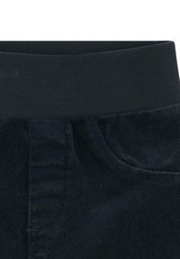 Tmavě modré kordové kalhoty s širokým elastickým pasem, které mají decentní přední kapsy a texturovaný povrch.