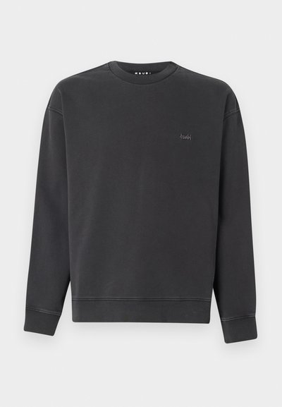 Sweatshirt noir en tissu doux, avec un col rond, des manches longues et un petit logo brodé sur la poitrine.