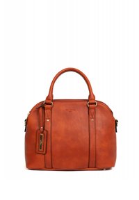 Cognac lederen handtas met een gladde textuur, een afgeronde bovenkant, dubbele handvatten en een ritsluiting. Beschikt over een klein label met metalen accenten.