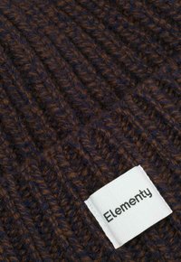 Brązowa i granatowa dziergana czapka z wzorem fakturowanym oraz białą metką z nazwą marki "Elementy".