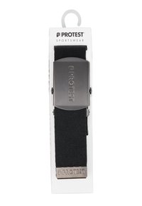 Zwarte gevlochten riem met een metallic grijze gesp met "PROTEST" ingegraveerd. Verpakt met een haak voor presentatie.