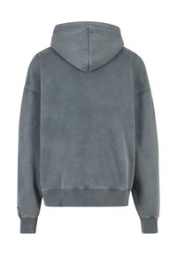Grauer Hoodie mit weicher Textur, ausgestattet mit einer Kapuze, überschnittenen Schultern und gerippten Bündchen und Saum. Rückansicht nur, minimale Designmerkmale.