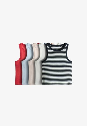 Cinq débardeurs côtelés sans manches en rouge, bleu clair, beige, blanc cassé et rayures noir et blanc, disposés côte à côte sur fond blanc.