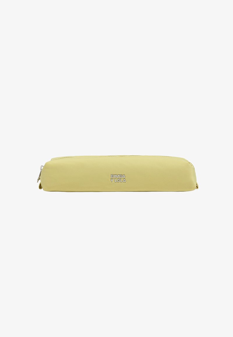 Estuche rectangular de color amarillo pálido con cremallera plateada y logo "BIMBA Y LOLA" centrado en la parte frontal.