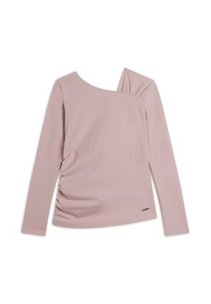 Haut à manches longues en tissu rose doux, avec un col asymétrique, un détail froncé sur une épaule et une coupe décontractée.