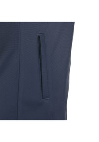 Tessuto blu navy con una forma aderente e sagomata, dotato di una tasca con zip sul lato e una finitura liscia e texture.