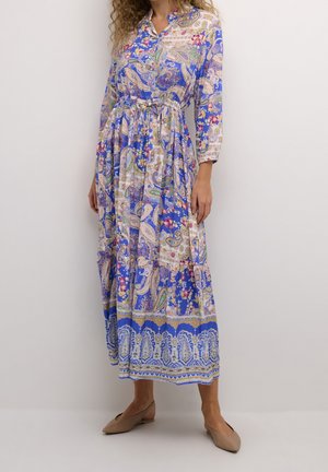 Robe longue bleu avec un motif floral et cachemire, manches longues, col, et taille ceinturée. Fabriquée en tissu léger.