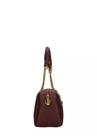 Borsa a mano in pelle borgogna con tracolla in catena dorata, chiusura a zip e base tondeggiante. Presenta una superficie liscia e un design minimalista.