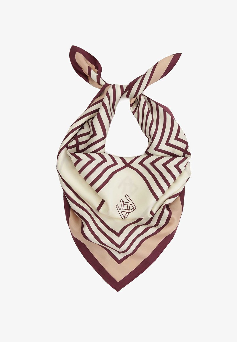 Bufanda de seda con un patrón geométrico de zigzag en crema y burdeos, con un logo distintivo y bordes en contraste.
