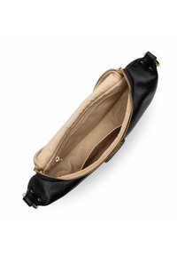 Sac à main en cuir noir avec un extérieur texturé, une fermeture éclair dorée et une doublure en tissu beige. Comprend une poche zippée intérieure.