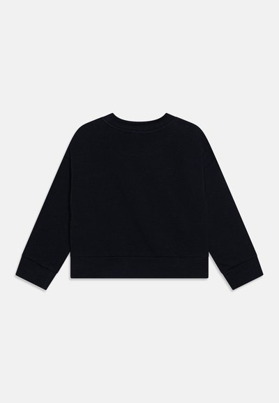 Sudadera corta negra con mangas largas, puños acanalados y cuello redondo. Textura suave, sin patrones visibles ni detalles de hardware.