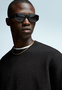 Bershka Strickpullover - black