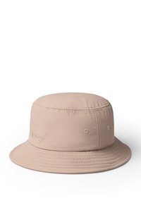 Cappello a secchiello in tessuto beige chiaro, con corona rotonda e visiera larga, caratterizzato da dettagli cuciti e piccoli fori di ventilazione sui lati.
