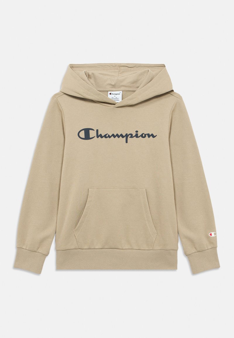 Sweat à capuche beige en tissu doux, avec un grand logo foncé sur la poitrine et une poche kangourou à l'avant.