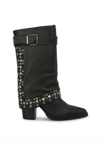 Czarne skórzane botki za kostkę z ostrym noskiem, ozdobione metalowymi ćwiekami po boku i paskiem z klamrą na górze.