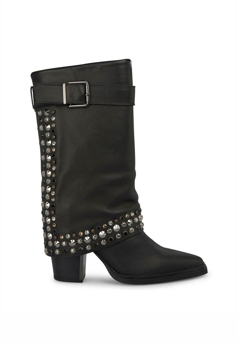 Czarne skórzane botki za kostkę z ostrym noskiem, ozdobione metalowymi ćwiekami po boku i paskiem z klamrą na górze.