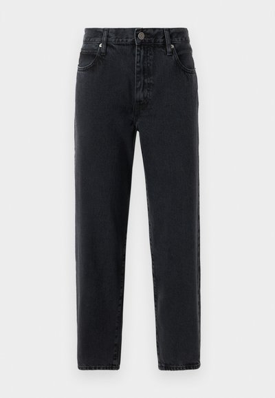 Fekete farmernadrág egyenes szárú fazonnal, öt zsebbel, gombos záródással és látható varrási részletekkel.