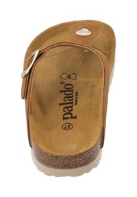 Bruine kurken sandaal met een enkele leren band en decoratieve hardware. Het interieur heeft een gestructureerd oppervlak voor comfort.