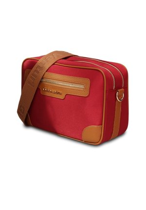Sac bandoulière rectangulaire rouge avec détails en cuir fauve, poche avant zippée, deux fermetures éclair supérieures et sangle marron ajustable avec lettrage embossé.