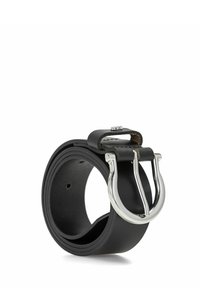Czarny skórzany pasek z podwójną srebrną klamrą. Posiada gładką teksturę oraz wiele otworów do regulacji wzdłuż paska.