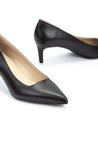 Zapatos de tacón alto de cuero negro con punta afilada, textura suave y un tacón esbelto. El forro interior es de color beige.