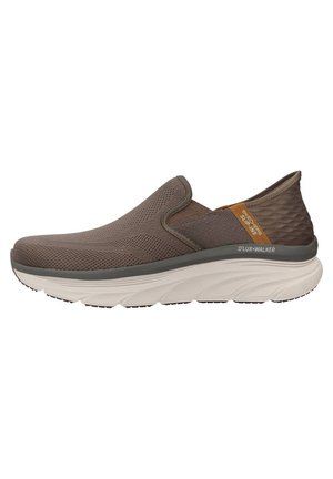 Zapatilla deportiva sin cordones en malla marrón con acentos texturizados, que cuenta con una suela blanca acolchada y paneles laterales elásticos para mayor flexibilidad.