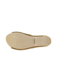 Platvoetige schoenbasis met een gladde beige rubberen buitenzool met horizontale groeven, logo in reliëf aan de zijkant en een lichtbruine suede bovenkant.