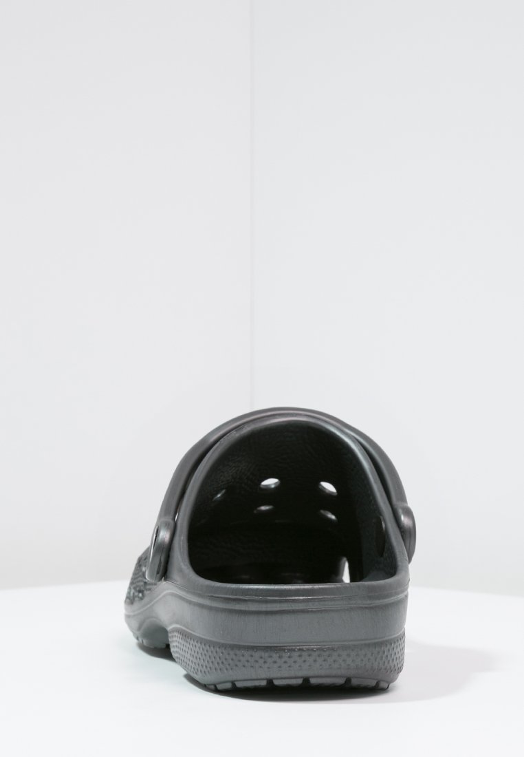 Zwarte lichtgewicht klompen met een gesloten achterkant, geperforeerde zijkanten voor ventilatie en een verhoogde hak. Textuur aan de onderkant voor grip.