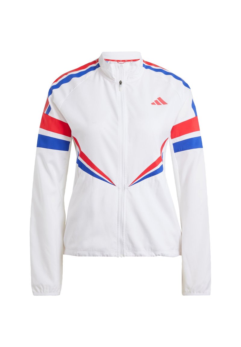 Chaqueta atlética blanca con acentos en azul y rojo, cierre frontal con cremallera, cuello alto y patrones angulares audaces en las mangas y el torso.